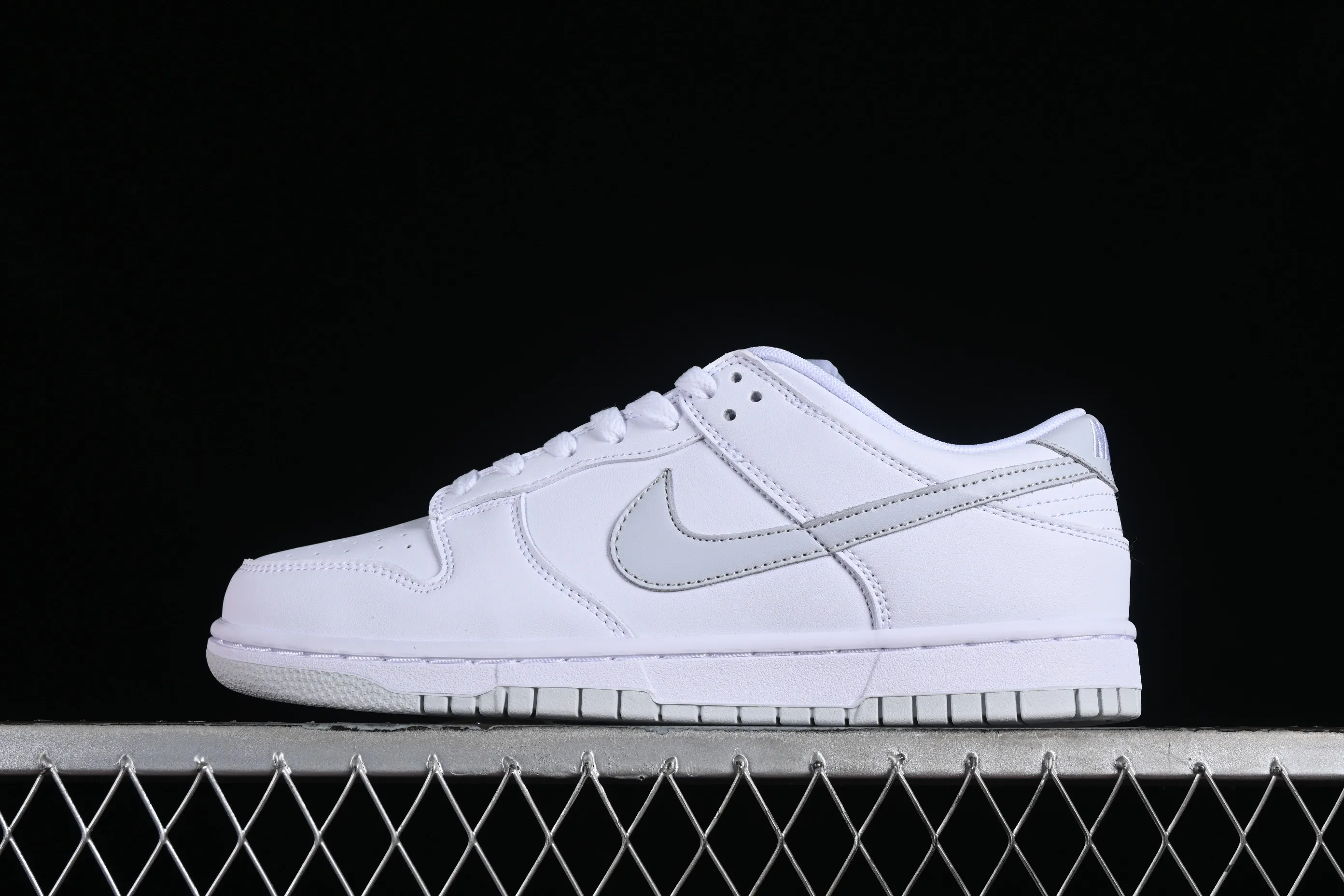 All Categories Nk SB Dunk Series Nk SB Dunk Low Low-top sneakers Nk SB Dunk Low All-white color Low-top casual sports skateboard shoes DV0831-101